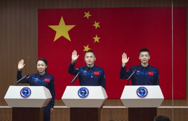 神舟二十三号航天员乘组首次集体亮相